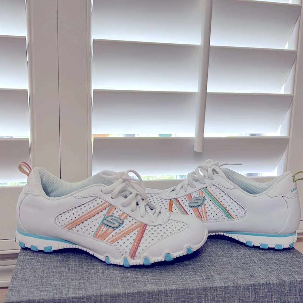 SKETCHERS Women’s White Sneakers Size 6